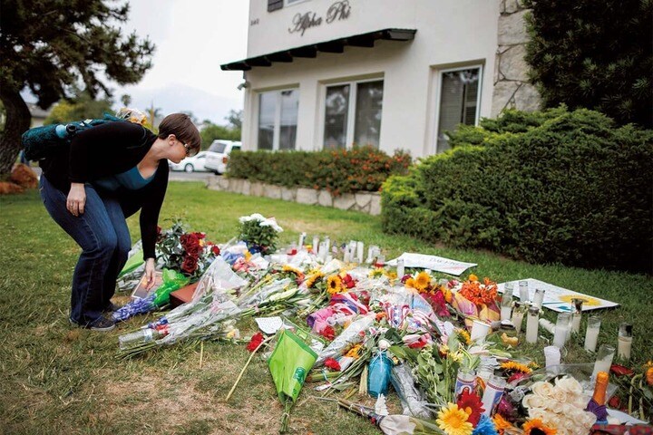 カリフォルニア大学サンタバーバラ校で起きた無差別殺傷事件の被害者に献花する人