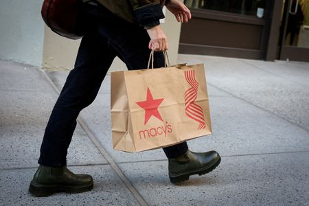 　１１月２８日、セールスフォースが発表した米国の感謝祭休暇前半のオンライン販売は、前年比約４％増となった。写真は、ニューヨークの５番街を歩く買い物客。２５日撮影（２０２４年　ロイター/Brendan McDermid）