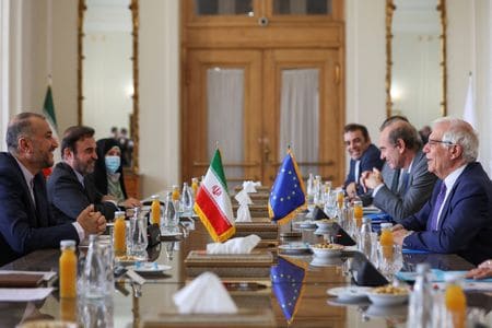 　６月２５日、イランのアブドラヒアン外相は、２０１５年核合意の再建に向けた米国との間接協議が近く再開すると明らかにした。テヘランで撮影（２０２２年　ロイター/Majid Asgaripour/WANA）