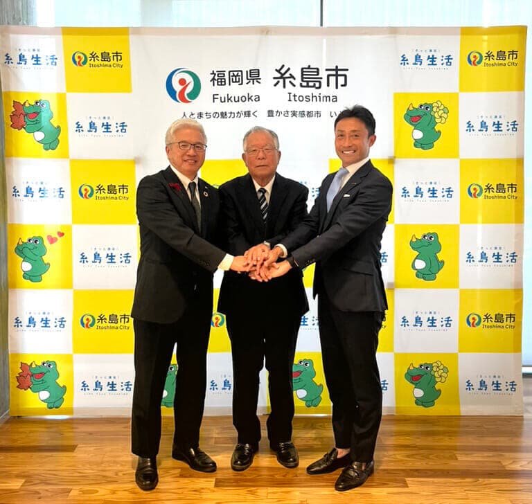 産官民の3社連携では福岡初となる2025年度のJブルークレジット化に向けた「Jブルークレジット取得検討会」の様子（左から馬場糸島副市長、坂本糸島漁業協同組合福吉市区代表理事、中野ヴェントゥーノ社長）