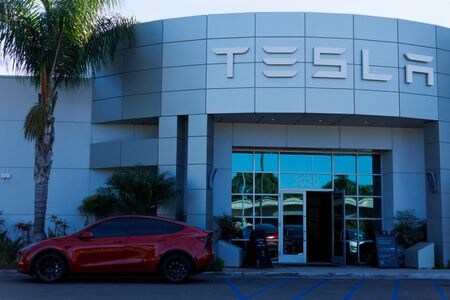米電気自動車（ＥＶ）大手テスラが南米市場に参入するためチリで登記手続きを行ったことが分かった。新規事業立ち上げに向けて幹部職の求人も行っている。テスラが南米市場に直接参入するのはチリが初めて。写真は米カリフォルニアにある同社施設。１日撮影（２０２３年　ロイター/Mike Blake）