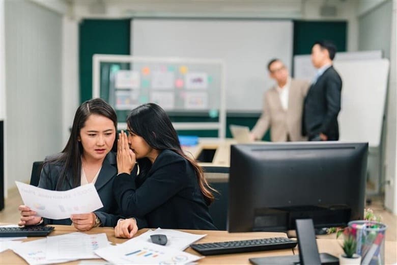 上司の陰口は職場の空気を悪くするだけと思われがちだが　Warut Lakam-shutterstock