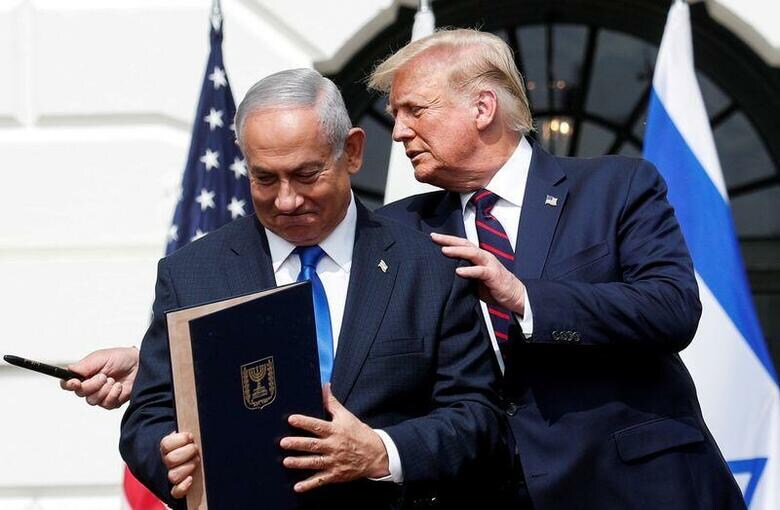 イスラエルのネタニヤフ首相（写真左）は８日、米大統領選で勝利した民主党のバイデン前副大統領は「偉大な友人」と述べて祝意を表明した。ただ、バイデン氏はトランプ大統領（右）のイランやパレスチナに対する強硬政策と一線を画すとみられ、米とイスラエルの同盟関係への影響が注目される。９月、ホワイトハウスで撮影（２０２０年　ロイター/Tom Brenner）