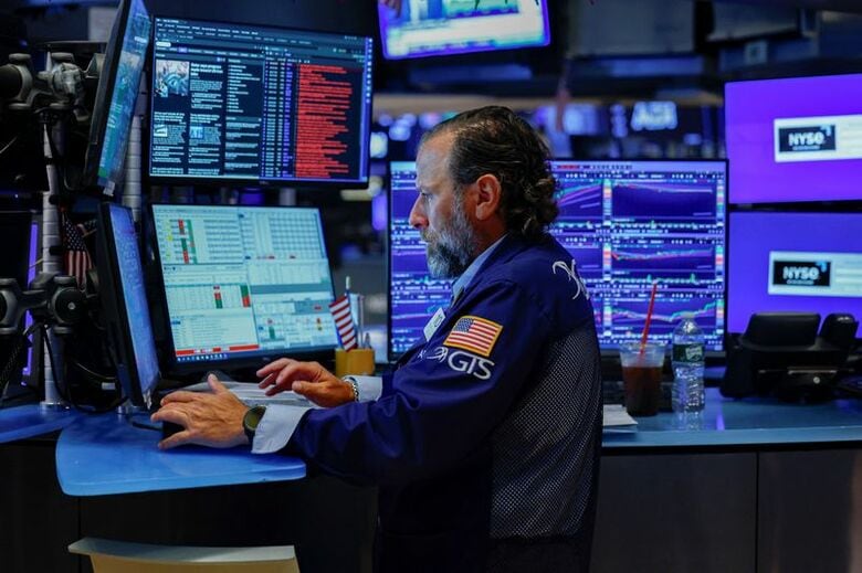 米ニューヨーク証券取引所で４日撮影。REUTERS/Jeenah Moon
