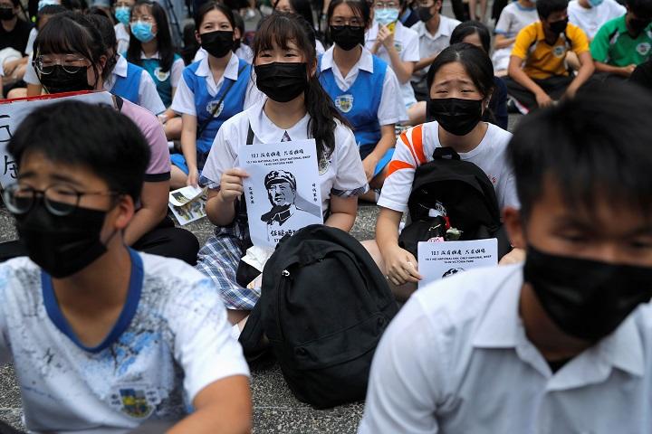 建国記念日の前日、反体制デモに参加する香港の生徒たち（9月30日、チャーターガーデン）　Susana Vera- REUTERS