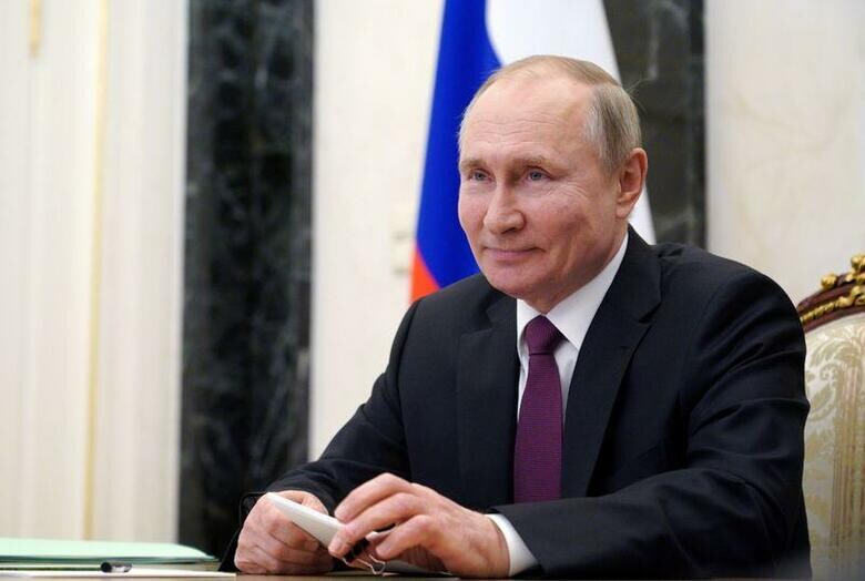 ロシアのプーチン大統領は2036年まで自身の大統領在職を可能にする法律に署名した。実質的に83歳までの在職が可能になった。写真は3月25日、テレビ会議形式の会合に参加するプーチン氏（2021年　ロイター／Alexei Druzhinin）