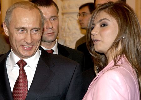 米国は２日、ウクライナ侵攻を続けるロシアに対する追加制裁を発表。プーチン大統領（左）に近い元五輪新体操選手アリーナ・カバエワ氏（右）らが対象となる。２００４年撮影（２０２２年　ロイター/ITAR-TASS/PRESIDENTIAL PRESS SERVICE/File Photo）