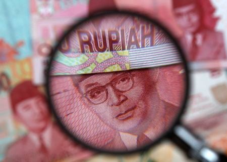 　１月１５日、インドネシア統計局が発表した２０２３年の貿易収支は、黒字が３６９億３０００万ドルとなり、商品価格高で過去最高を記録した５４４億６０００万ドルから約３分の１縮小した。写真はインドネシアルピア。シンガポールで２０１３年撮影（２０２４年　ロイター／Edgar Su）