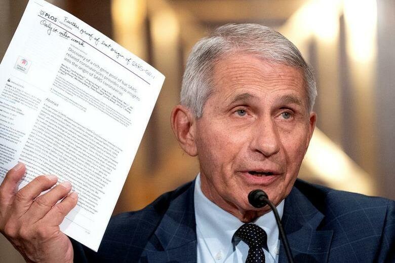 米政権のファウチ首席医療顧問は新型コロナウイルスの新たな変異株「オミクロン」について、30日朝時点で世界20カ国で226症例が確認されたと明らかにした。7月撮影（2021年　ロイター/Stefani Reynolds）