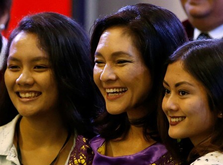 　１１月２６日、フィリピンのリサ・ホンティベロス上院議員（写真中央）は、中国企業がフィリピン唯一の送電事業者に出資していることについて、安全保障が脅かされかねないなどとして、調査を要求する決議案を提出した。写真はマニラで２０１６年５月撮影（２０１９年　ロイター／Erik De Castro）