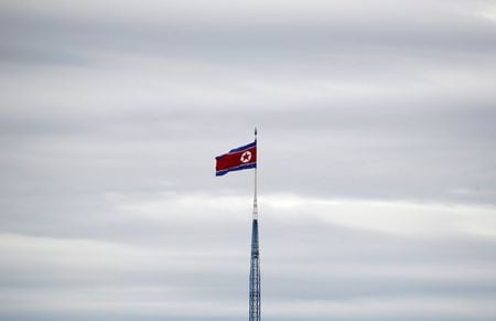 　３月８日、北朝鮮北東部の豊渓里（プンゲリ）にある核実験場で、２０１８年の閉鎖後初めて建設作業が行われていることが、商業衛星画像で分かった。写真は北朝鮮の国旗、韓国のパジュから撮影（２０２２年　ロイター/Kim Hong-Ji）