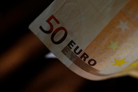 　１１月２１日、ユーロ圏諸国の国債引き受け先として、ヘッジファンドの割合が増加しつつある。写真はユーロ紙幣。ウィーンで１０月撮影（２０１６年　ロイター/Leonhard Foeger）