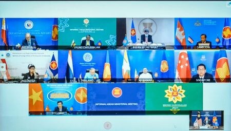 東南アジア諸国連合（ＡＳＥＡＮ）は２日開催したオンライン形式による特別外相会合で、ミャンマー情勢に懸念を表明し、全当事者に対し「さらなる暴力の扇動を控える」よう呼び掛ける議長声明を発表した。写真は２日、マレーシア・プトラジャヤで撮影されたオンライン外相会合。Courtesy of Malaysian Foreign Ministry/Handout via REUTERS