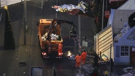 　１２月２１日、ベルリンのトラック突入で、地元警察はチュニジア亡命希望者の行方を追っている。写真はクリスマス市会場で作業を行う人。同日撮影（２０１６年　ロイター／Christian Mang）