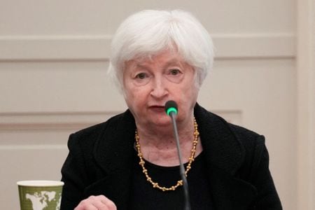 　イエレン米財務長官は２日、米国の対中政策が世界経済の分断につながってアジア諸国がどちら側につくかを迫られる事態になることはないとの考えを示した。９月撮影。代表撮影（２０２３年　ロイター）