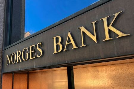 ３月２１日、ノルウェー中央銀行は、市場の予想通り政策金利を４．５０％で据え置いた。写真はオスロの同行前で２０２３年４月撮影（２０２４年　ロイター／Victoria Klesty）