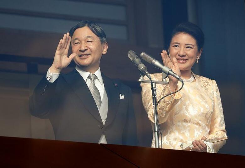 菅義偉官房長官は14日午後の会見で、天皇・皇后両陛下（写真）が今年第2四半期をめどに英国を訪問する方向で検討していると述べた。写真は都内で2日撮影（2020年　ロイター／Kim Kyung-Hoon）
