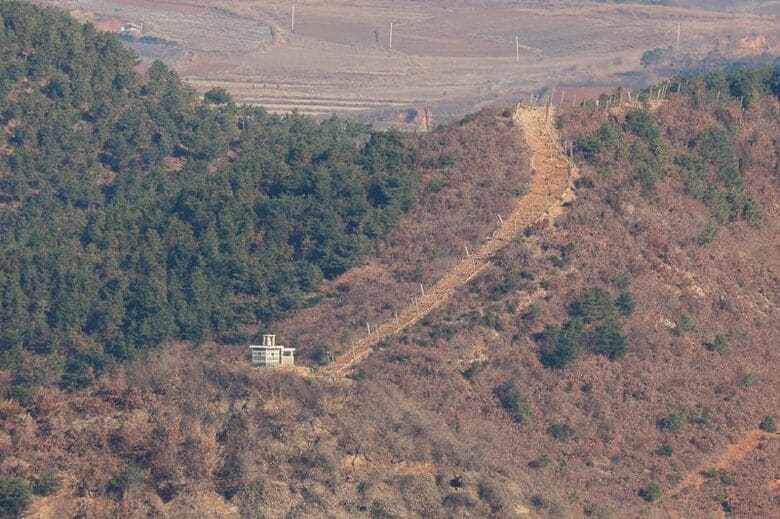 写真は非武装地帯（DMZ）付近にある北朝鮮の警備所。韓国・金浦市の国境近くに位置する愛峯峰展望台で2024年11月撮影。REUTERS/Kim Soo-hyeon