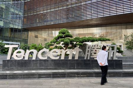 　中国のインターネットサービス大手、騰訊控股（テンセント・ホールディングス）が１４日発表した第２・四半期売上高は、前年同期比８％増の１６１１億２０００万元（２２５億ドル）で、ＬＳＥＧのデータに基づくアナリスト予想の１６０７億７０００万元を上回った。２０２２年９月、深センの本社で撮影（２０２４年　ロイター/David Kirton）