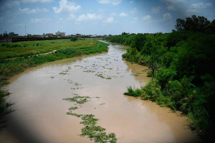 6月26日、メキシコと米国の国境を流れるリオグランデ川で米国に不法入国を試みて溺死したエルサルバドル人父娘の悲惨な写真が公開され、トランプ米大統領の移民政策を巡る政治的論議を巻き起こしている。写真はリオグランデ川（2019年　ロイター/Loren Elliott）