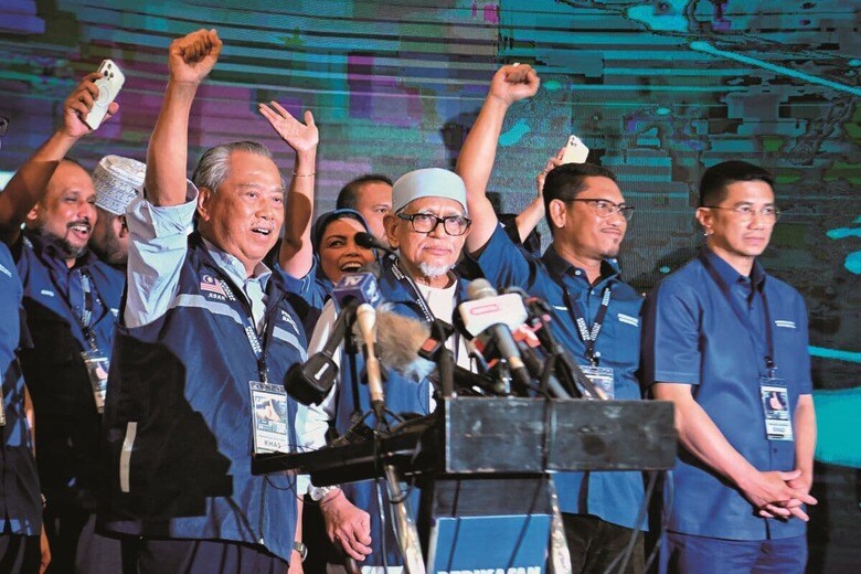 PNのムヒディン・ヤシン（前列・左）とPASのハディ・アワン総裁（同・右）　AP/AFLO