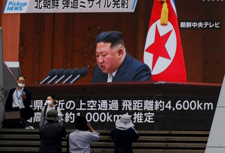 北朝鮮のミサイル発射を伝えるニュース（東京、2022年10月）　Issei Kato-Reuters