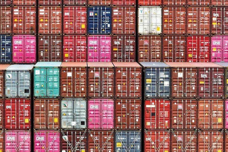 米貿易赤字は縮小しないまま（オークランド港で出港を待つ貨物）　JUSTIN SULLIVAN/GETTY IMAGES