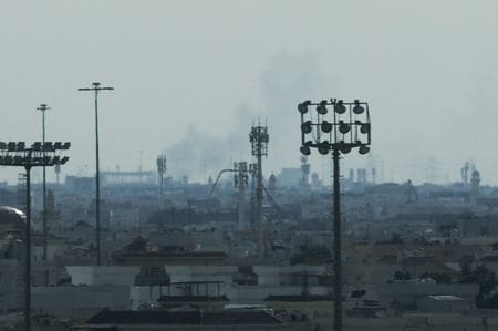 　フランスのマクロン大統領は２８日、イラン問題を巡り国連安全保障理事会の緊急会合を要請した。イランによる報復攻撃後に立ち上る煙。カタールのドーハで撮影（２０２６年　ロイター/Mohammed Salem）