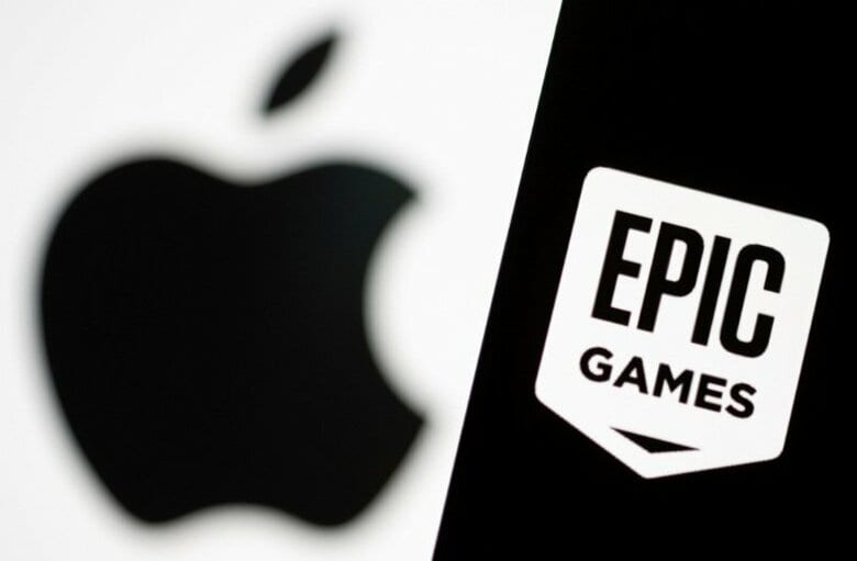 写真はアップルとエピックゲームズのロゴイメージ。2021年5月撮影。REUTERS/Dado Ruvic