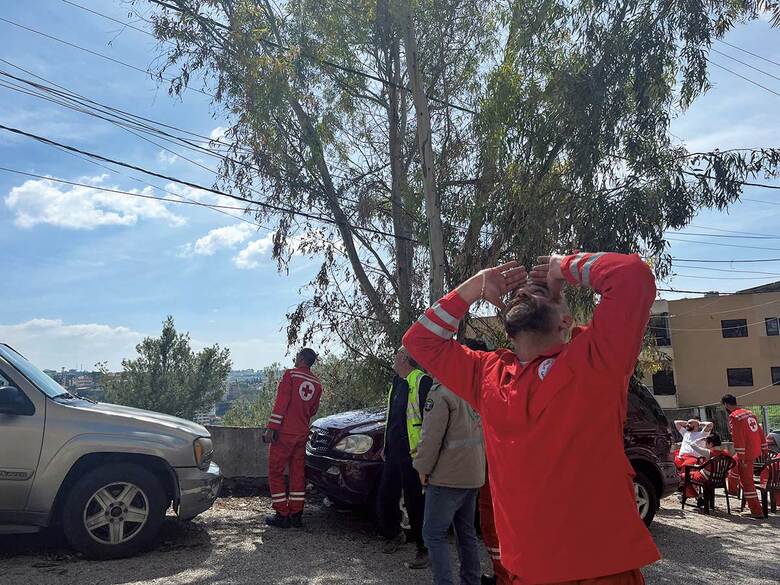 戦闘機の行き先を確認する赤十字のスタッフ（3月28日、ナバティーエ市）　PHOTOGRAPHS BY MEGUMI ITO