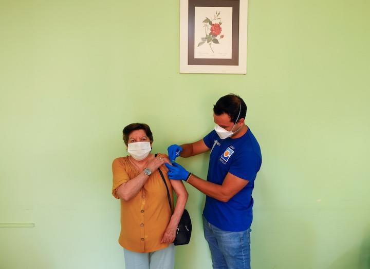 スペインの老人ホームで３回目のワクチン接種がはじまった　REUTERS/Marcelo del Pozo