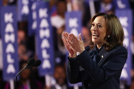 ８月２２日、米民主党の大統領候補ハリス副大統領は党全国大会で指名を正式に受託した。大会は４日目の最終日を迎えた（２０２４年　ロイター/Brendan Mcdermid）