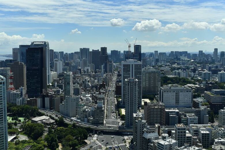 写真は東京タワーから望む都内の街並み。２０２１年８月撮影。REUTERS/Clodagh Kilcoyne