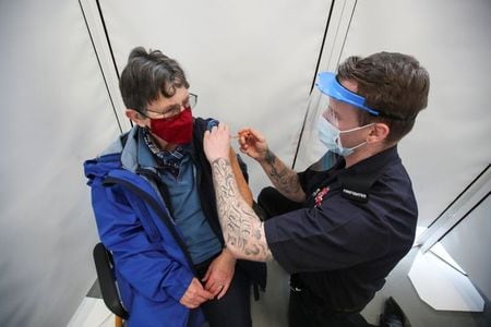 英製薬大手アストラゼネカは６日、英オックスフォード大学と共同開発した新型コロナウイルスワクチンについて、初期臨床試験の結果、南アフリカ変異株に感染した軽症者に対する効果は限定的だったと発表した。    写真は英ハンプシャーの消防署で行われた同ワクチンの接種。今年２月４日に撮影。（２０２１年　ロイター／Peter Cziborra）