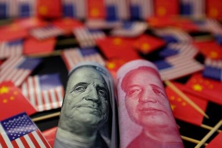 　８月２日、中国政府が今年５月、医療機器など数百種類の製品について、最大１００％の現地調達率を義務付ける新たな指針をひそかに出していたことが、米国内の関係者の話で分かった。写真は米中の紙幣と国旗、２０１９年５月撮影（２０２１年　ロイター/Jason Lee/Illustration）