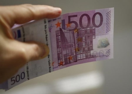 ４月２２日、ＥＣＢのドラギ総裁はユーロ紙幣で最高額の５００ユーロ札を段階的に廃止したとしても、現金自体を廃止することはないとの考えを示した。写真は３月３日、ウィーンで（２０１６年　ロイター/Leonhard Foeger）