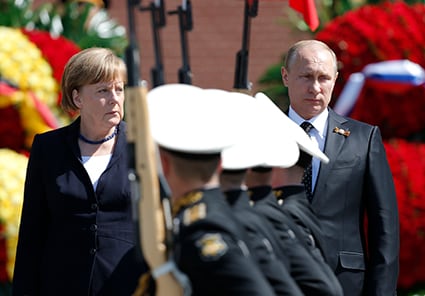 同じ敗戦国のドイツはしばしば日本の比較対象にされる（写真は今年5月にロシアの無名戦士の墓を訪れたドイツのメルケル首相）　Maxim Shemetov-REUTERS