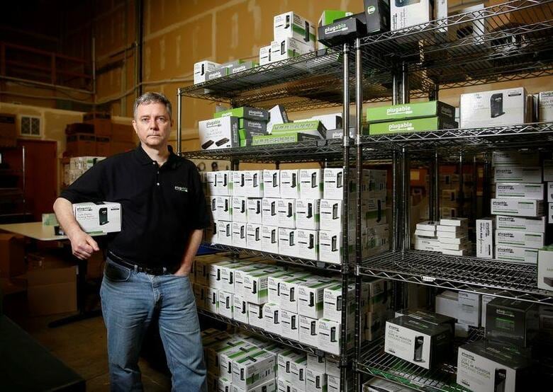 ウォルマートやターゲット、アマゾン・ドット・コムといった主要小売り企業と取引しているサプライヤーはロイターに、今年はクリスマス用商品の発注を例年より何週間も前倒ししていると語った。世界的な物流網の混乱で、肝心の年末商戦本番までに納入できない品が多くなる恐れがあるためだ。写真はプラガブル・テクノロジーズ創業者バーニー・トンプソン氏。2020年2月撮影（2021年　ロイター/Lindsey Wasson）