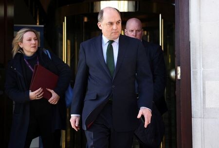 英国のウォレス国防相は３日、ロシアのプーチン大統領はウクライナに燃料気化爆弾を既に配備しており、英政府はその兵器がどれほど広範に使われるか懸念していると語った。２月撮影。（２０２２年　ロイター/Henry Nicholls）