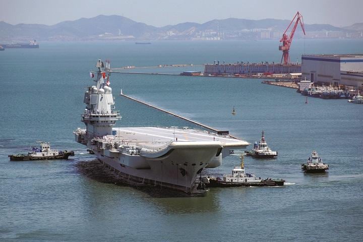 2019年には初の国産空母「山東」も就役し、海軍力の増強を着々と進める　REUTERS