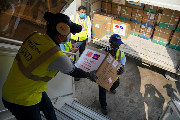 新型コロナウイルス感染拡大を阻止するために中国から送られた医療物資と医師団がカンボジアのプノンペン国際空港に到着（3月23日）Cindy Liu-REUTERS