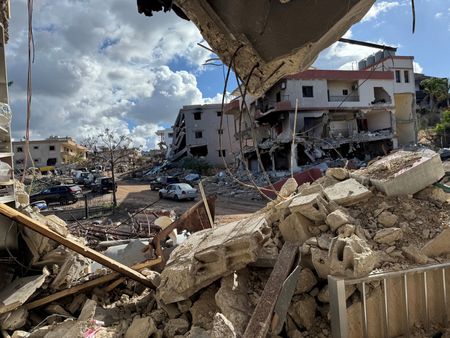 イスラエルは２３日、レバノンの親イラン武装組織ヒズボラとの停戦合意の履行ペースが遅すぎるとし、一段の取り組みが必要との認識を示した。２３日、レバノン南部で撮影（２０２５年　ロイター/Ali Hankir）