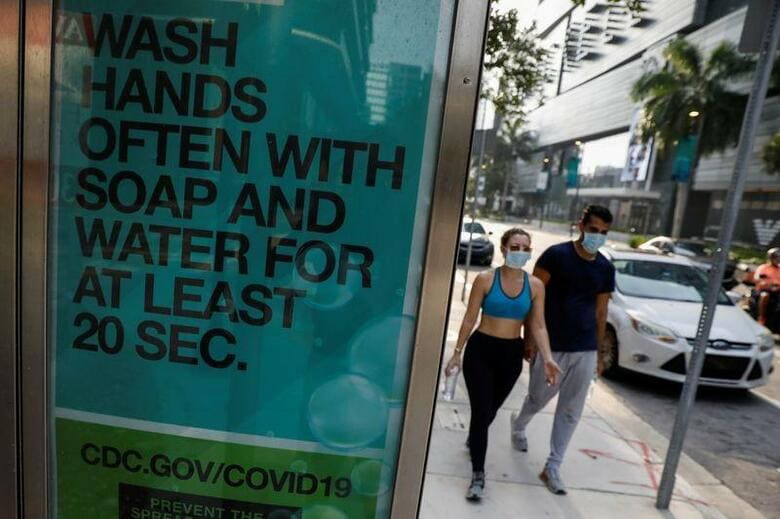 米国で確認された新型コロナウイルス感染症による死者は14日、累計で2万5300人を突破した。フロリダ州マイアミで13日撮影（2019年　ロイター/MARCO BELLO）