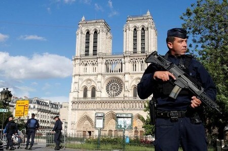 　６月６日、パリのノートルダム大聖堂付近で、ハンマーを持った男が警官に襲いかかった。写真は現場付近を警戒する警察官ら。同日撮影（２０１７年　ロイター／Philippe Wojazer）