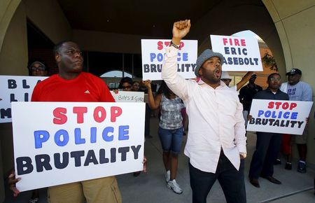 ６月９日、米テキサス州ダラス郊外でパーティーを開いていた黒人の十代少年らに白人警官が銃を向ける動画がインターネットに投稿され、この警官が辞職した。写真は警察の対応に抗議する人たち。同州マッキニーで８日撮影（２０１５年　ロイター/MIKE STONE）