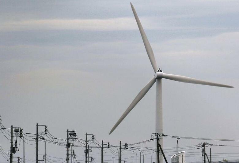 日本がようやく「脱炭素」に重い腰を上げた。写真は風力発電のタービン。都内で２０１１年７月撮影（２０２０年　ロイター/Kim Kyung-Hoon）