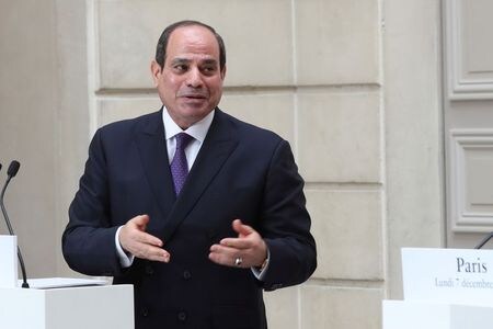 　５月２４日、バイデン米大統領とエジプトのシシ大統領（写真）は電話会談を行い、イスラエルとパレスチナ自治区ガザを実行支配するイスラム組織ハマスの停戦強化や、ガザ地区の人道支援・復興などについて協議した。エジプト大統領府が声明で明らかにした。写真はパリで昨年１２月、代表撮影（２０２１年　ロイター）