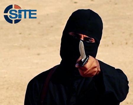 　１１月１３日、非政府組織「シリア人権監視団」は、過激派「イスラム国」の「英国人」リーダー１人と外国出身戦闘員３人が、シリア北部ラッカで行われた米主導の空爆で死亡したと発表。だが、死亡したのが黒い覆面の男、通称「ジハーディ・ジョン」（写真）であるかどうかは明らかにしなかった。写真は２月にロイターが入手した提供映像より（２０１５年　ロイター/SITE Intel Group）