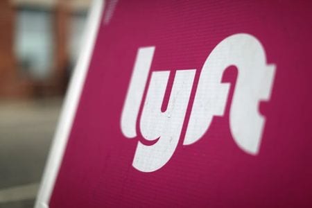 　米配車サービス大手リフト<LYFT.O>が１１日発表した第４・四半期決算は、売上高が１０億ドルを上回り、過去最高を記録した。写真はリフトのロゴ。２０１９年３月、ロサンゼルスで撮影。（REUTERS/Lucy Nicholson）