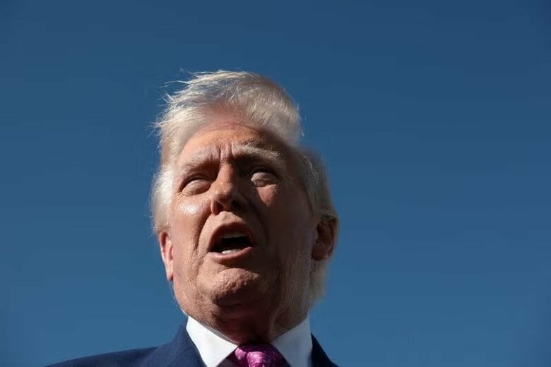 米メリーランド州のアンドリュース統合基地で報道陣に対応するトランプ米大統領。１０日撮影。REUTERS/Evelyn Hockstein